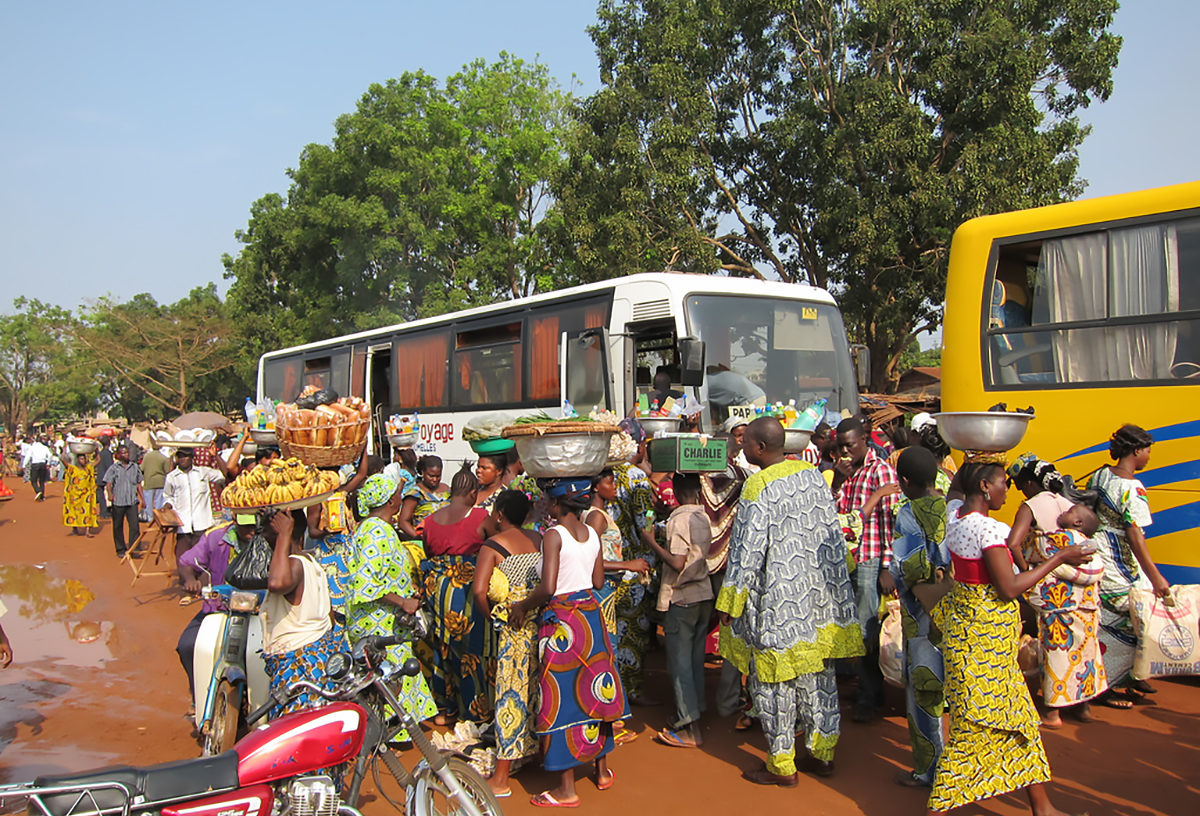 Одна из автобусных остановок в Бенине